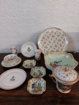 de nombreuses assiettes et bols sur une table où se trouve un bol