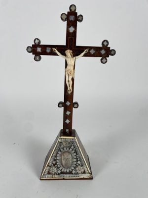 une vieille croix en bois surmontée d'un crucifix