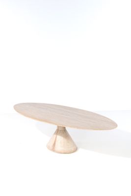 une table ovale en bois avec un piètement en métal, sur fond blanc