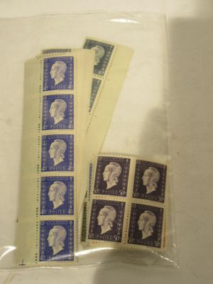un paquet de timbres sur lequel figure l'image d'un homme
