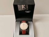 une montre qui se trouve dans une boîte sur une table
