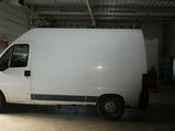 une camionnette blanche garée dans un garage