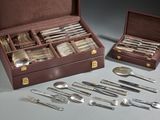 plusieurs types d'argenterie dans un coffret