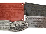 quatre types différents d'étiquettes métalliques sur fond blanc