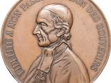 la médaille représente un homme avec une croix sur la poitrine