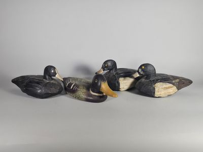 un groupe de cinq canards sculptés empilés les uns sur les autres
