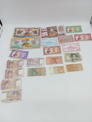 une table blanche sur laquelle sont posés de nombreux timbres différents