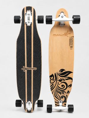 un gros plan d'un skateboard orné d'un motif en noir et blanc