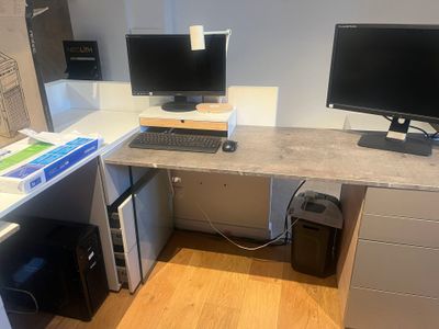 un bureau équipé de deux écrans et d'un clavier
