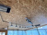 une pièce très lumineuse équipée d'un ventilateur de plafond