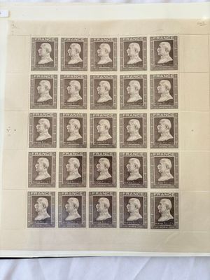 une feuille de timbres sur laquelle figurent des portraits de présidents