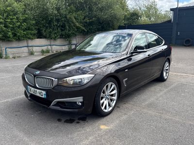 La BMW Série 4 berline est garée sur un parking
