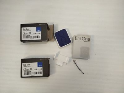 trois appareils électroniques posés les uns à côté des autres sur une table blanche