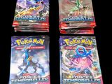 quatre paquets de cartes du jeu de cartes à collectionner Pokémon sur fond noir