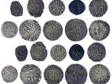une image représentant un ensemble de pièces d'argent posées sur une surface blanche