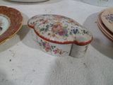 plusieurs assiettes et bols posés sur une table