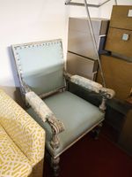 Paire de fauteuils en bois sculpté et rechampi gris, la garn… (photo 3)