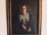 un tableau représentant une femme en robe noire accroché au mur