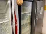 deux réfrigérateurs sur lesquels est inscrit « Coca-Cola »