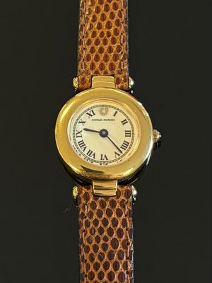 Gros plan sur une montre-bracelet avec un bracelet marron