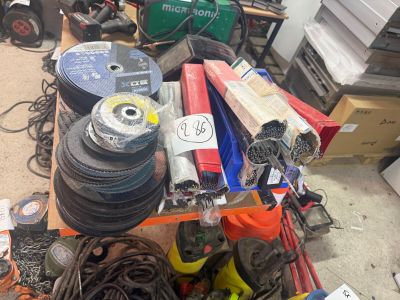 de nombreux outils de toutes sortes rangés sur une étagère dans un garage