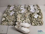 quatre paires de pantalons et une paire de chaussures par terre