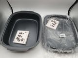 deux plateaux de nourriture posés sur une table