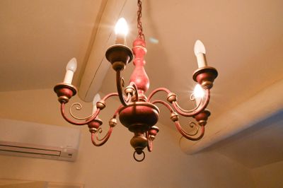 Lustre en bois laqué rouge et or.