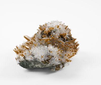 un gros plan sur un amas de cristaux posés sur une surface blanche