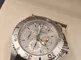 une photo d'une montre dans un coffret cadeau