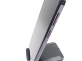 un gros plan d'un téléphone portable posé sur un support