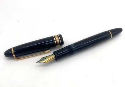 deux stylos assis l'un à côté de l'autre sur une surface blanche