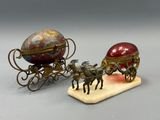 deux figurines représentant des chevaux tirant une calèche sur laquelle est posé un œuf