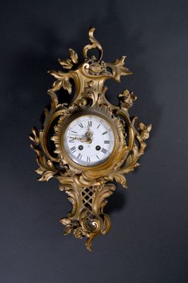 Cartel d'applique en bronze à décor ajouré de fleurs, croisi…