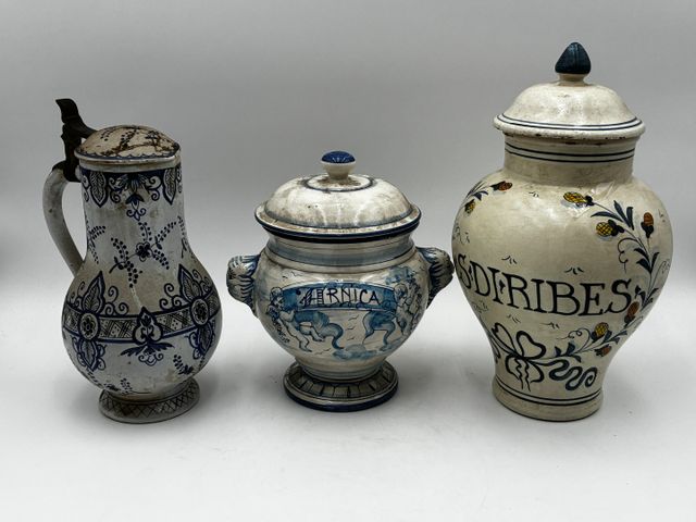 Deux couverts de pharmacie en faïence polychrome et un pichet en ...