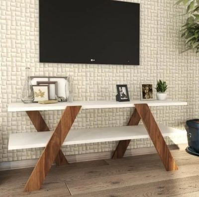 une photo d'un salon avec une télévision à écran plat accrochée au mur