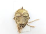 une image représentant un masque doré sur un fond blanc