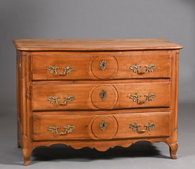 une commode ancienne avec un plateau en bois et des poignées en laiton