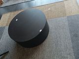 une enceinte noire posée sur une table