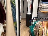 un grand miroir dans un coin d'un magasin de vêtements