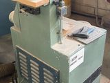 une machine posée sur une table dans une pièce