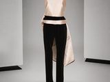une photo d'un mannequin portant un haut rose et un pantalon noir