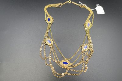 gros plan d'un collier sur une table avec une étiquette