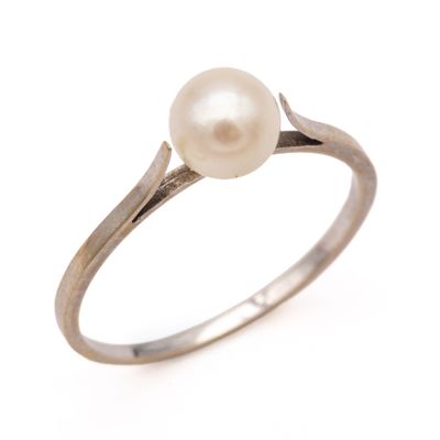 an image of a ring with a pearl in it on a white background