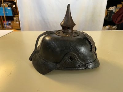 une cloche noire au sommet pointu posée sur une table