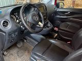 une voiture rouge avec des sièges en cuir noir et un volant