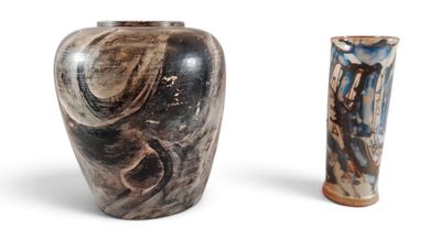 deux vases posés l'un à côté de l'autre sur une surface blanche