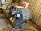 une machine posée sur le sol du garage