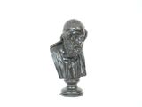 une statue représentant un homme barbu sur un socle