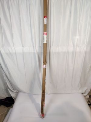 un poteau en bois appuyé contre un fond blanc